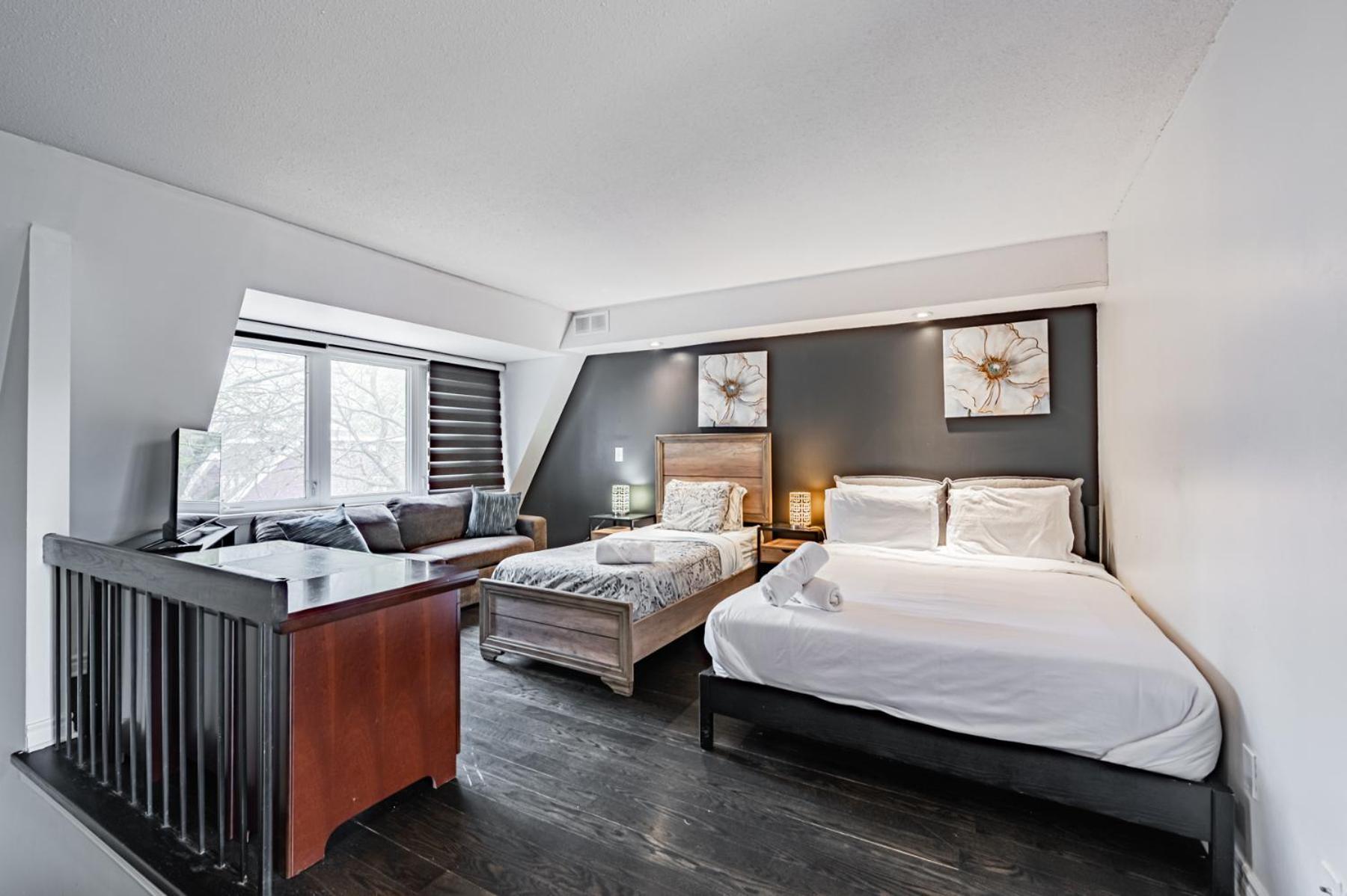 Parking! 5br House! 10min Walk To Eaton Center! 7min Walk To Yongedundas Subway Station!