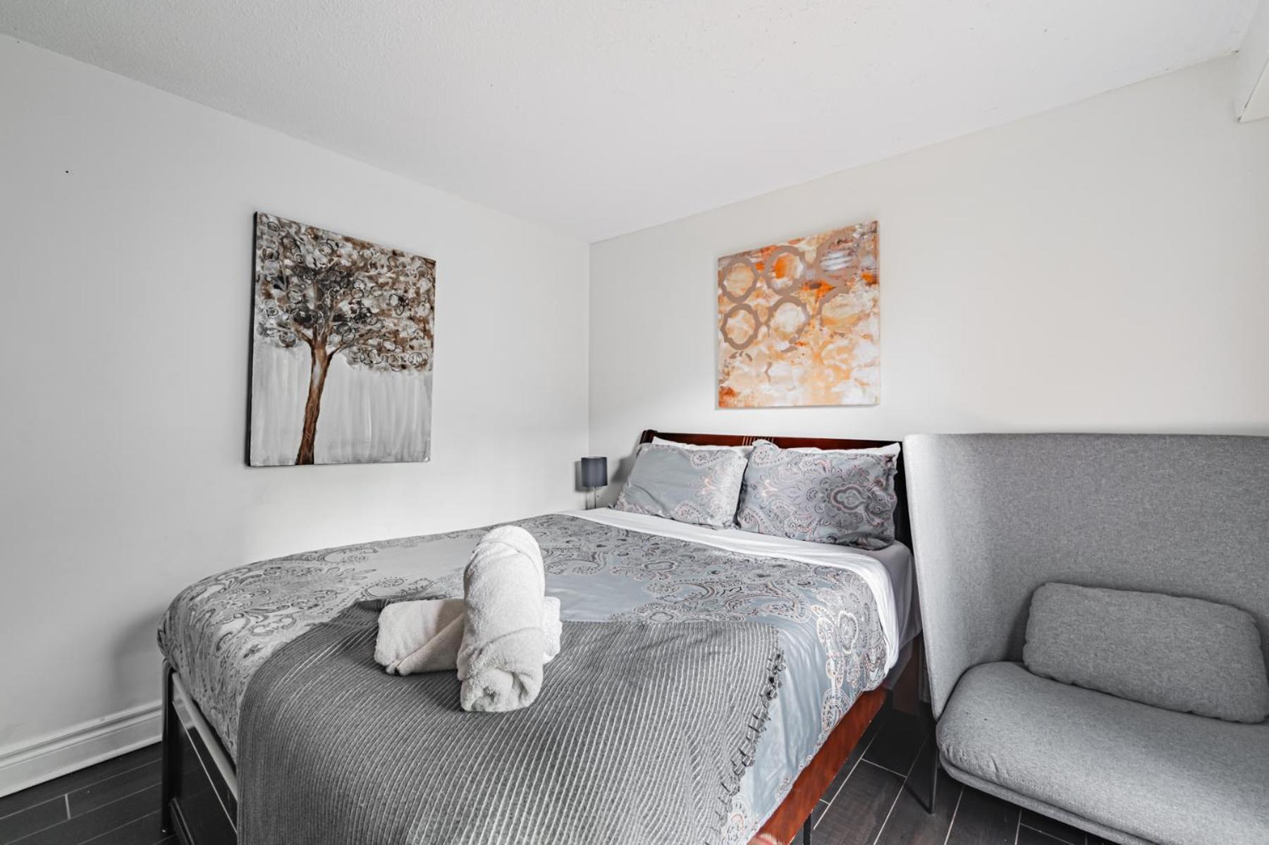 Parking! 5br House! 10min Walk To Eaton Center! 7min Walk To Yongedundas Subway Station! Villa *