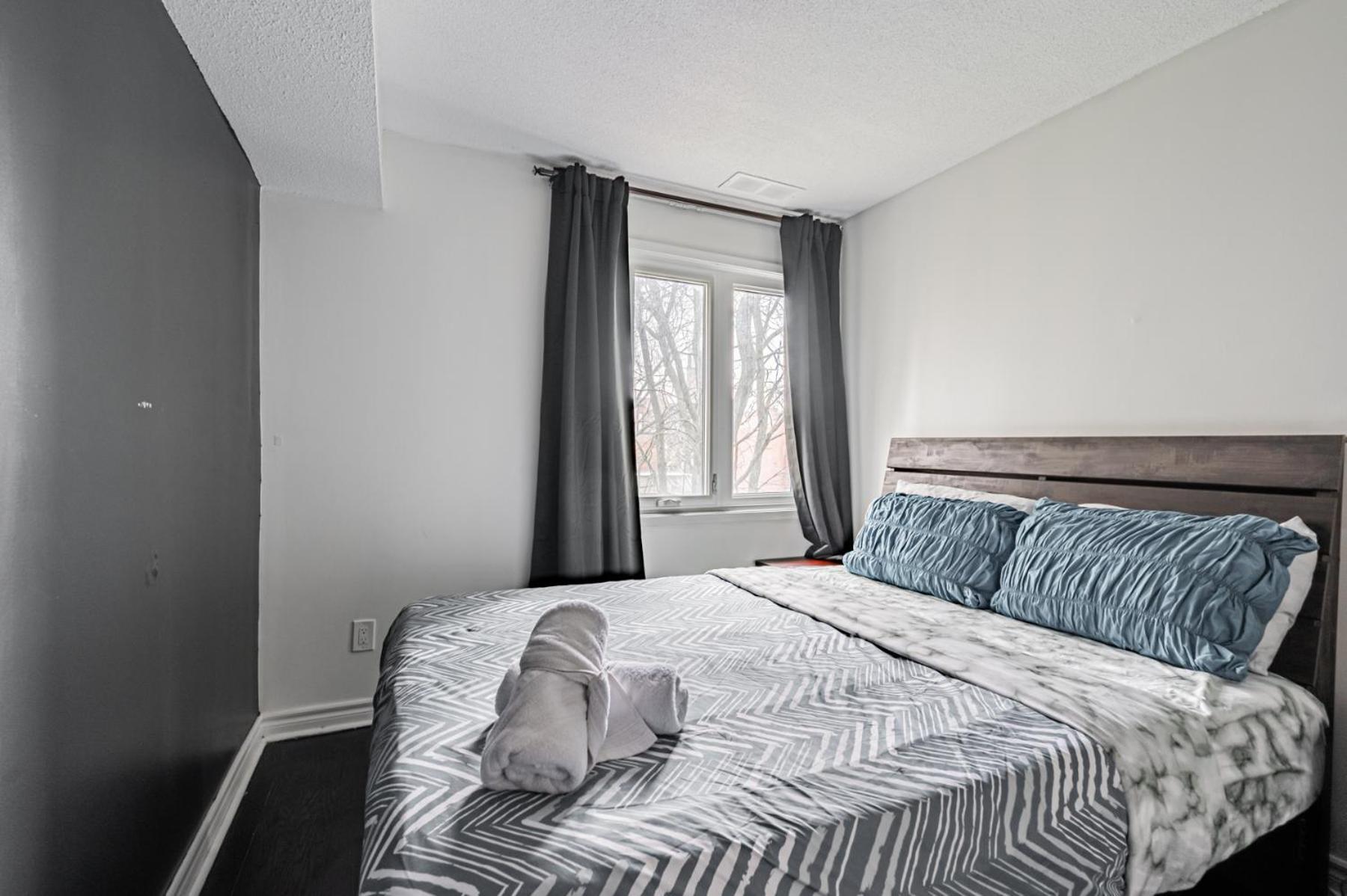 Villa Parking! 5br House! 10min Walk To Eaton Center! 7min Walk To Yongedundas Subway Station! *