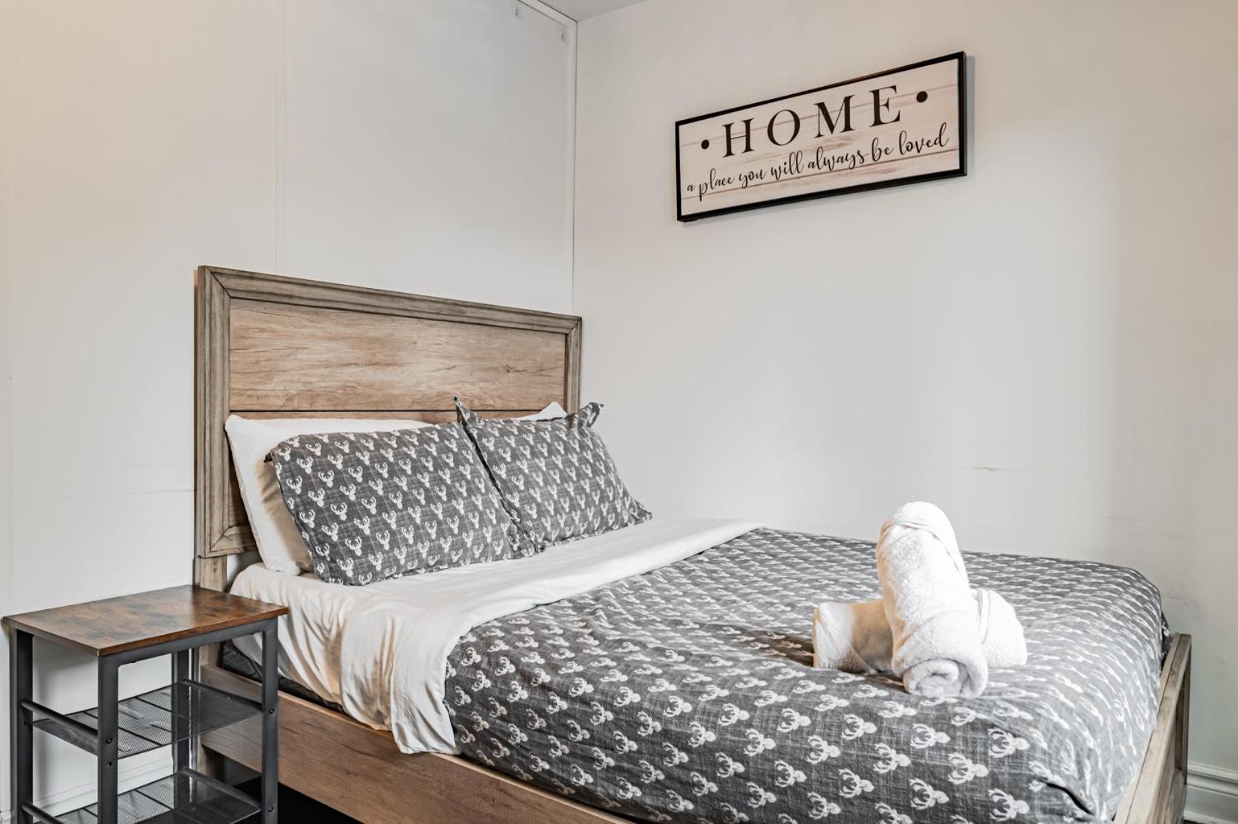 Parking! 5br House! 10min Walk To Eaton Center! 7min Walk To Yongedundas Subway Station!
