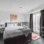 Parking! 5Br House! 10Min Walk To Eaton Center! 7Min Walk To Yongedundas Subway Station!