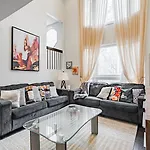Parking! 5Br House! 10Min Walk To Eaton Center! 7Min Walk To Yongedundas Subway Station!