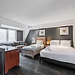 Parking! 5Br House! 10Min Walk To Eaton Center! 7Min Walk To Yongedundas Subway Station!