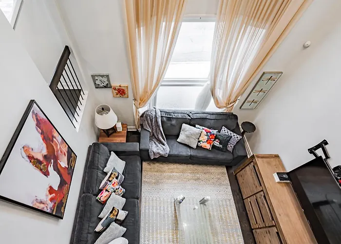 Parking! 5Br House! 10Min Walk To Eaton Center! 7Min Walk To Yongedundas Subway Station!